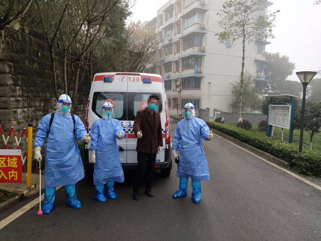 11月19日，重庆本次疫情首例治愈的新冠病毒确诊者出院。重庆市卫健委供图