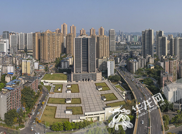改造後的污水處理廠最上面一層是市政廣場。華龍網-新重慶客戶端 首席記者 李文科 攝