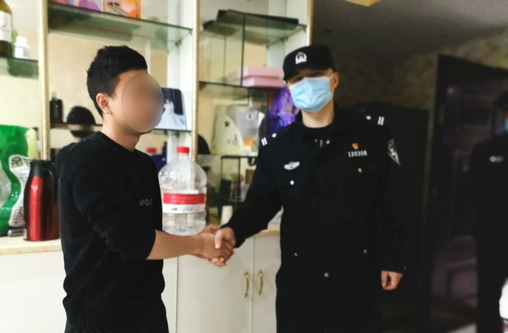 1唐某向民警和室友小李表示感谢。高新区警方供图 华龙网-新重庆客户端 发