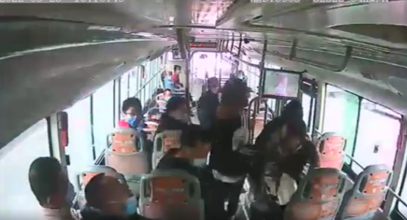 133路公交监控视频截图。两江公交六分公司供图 华龙网-新重庆客户端发