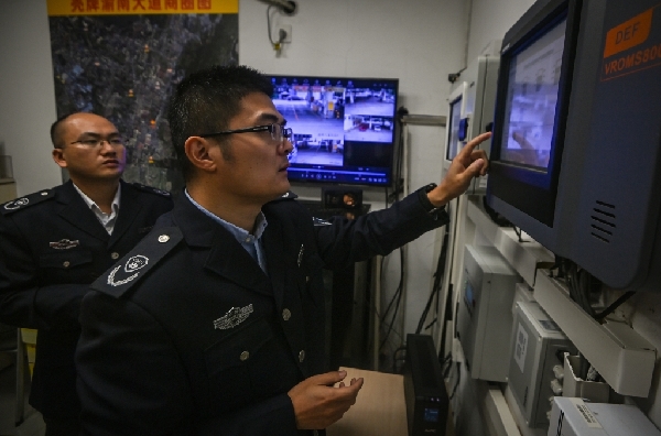 巴南区渝南大道，重庆市生态环境局工作人员正在检查加油站油气回收在线监测仪器。市生态环境局供图 华龙网-新重庆客户端发