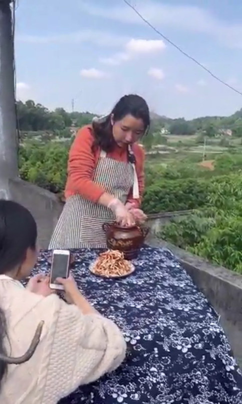 李玉玲和廖梦娇在一起拍摄视频。受访者供图 华龙网-新重庆客户端 发