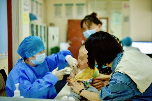 儿童正在接种疫苗。陶涵 摄
