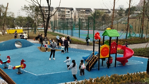 九龙坡区华龙家园社区体育文化公园。通讯员 熊轶 摄