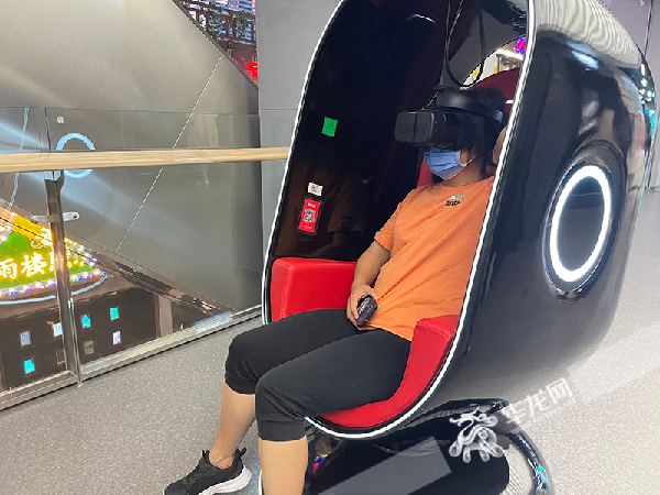 市民正在体验展馆内的VR设备。华龙网-新重庆客户端 首席记者 王玮摄