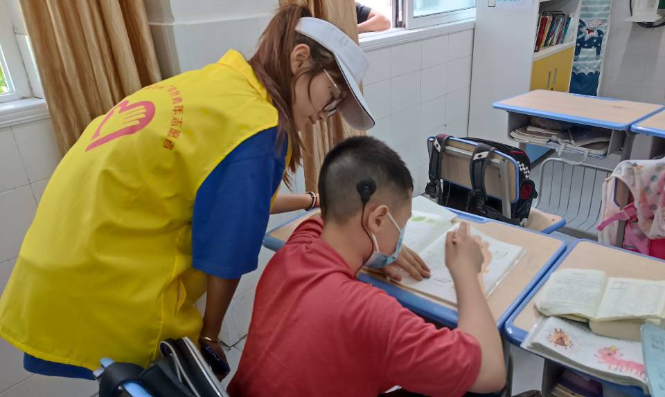 “馨小青”助残青年志愿者正在指导残障孩子写作业。团市委供图