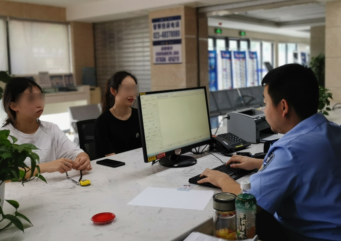 0小董在好友的陪同下，向民警讲述被骗经过。重庆高新区警方供图