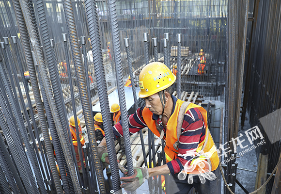 工人在桥墩上施工。华龙网-新重庆客户端 首席记者 李文科 摄