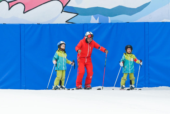 授牌仪式后，教练员带领小朋友们体验滑雪运动 大渡口区体育局供图