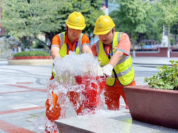 市自来水公司管道工正在沙坪坝三峡广场检查消火栓
