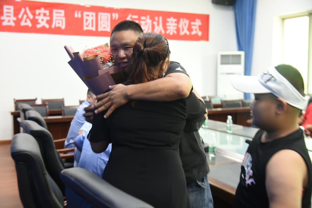 2走失多年，韩平宽回到老家与姐姐紧紧抱在一起。忠县警方供图