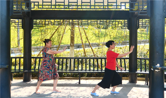 居民在社区体育公园锻炼。沙坪坝区委宣传部供图 华龙网发