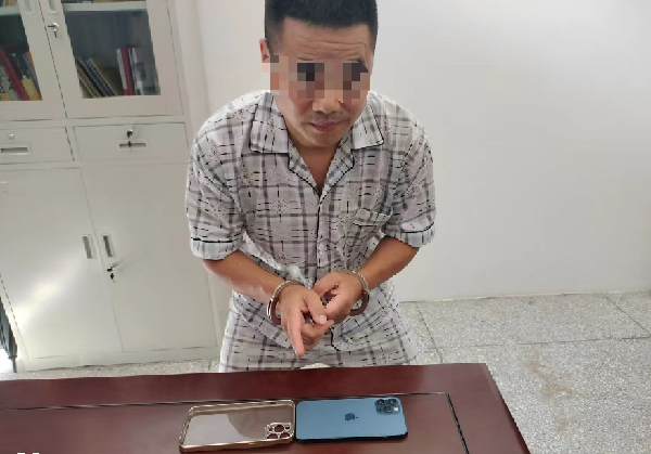 刘某盗走外甥女的苹果手机。警方供图