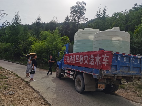 巫山县，送水车解决当地村民饮水难的问题。巫山县水利局供图