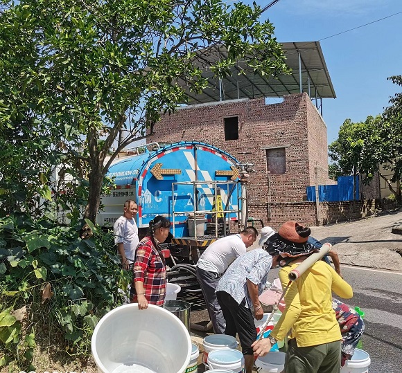 永川区，送水车为饮水困难地区村民送水解困。永川区水利局供图