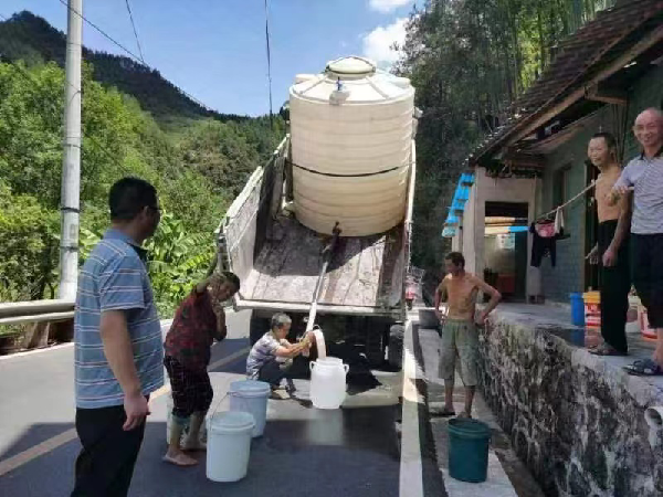 抗旱蓄水桶为群众送上及时水。重庆市水利局供图
