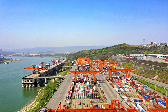 1、果园港如今发展成为内陆重要的国际物流枢纽。