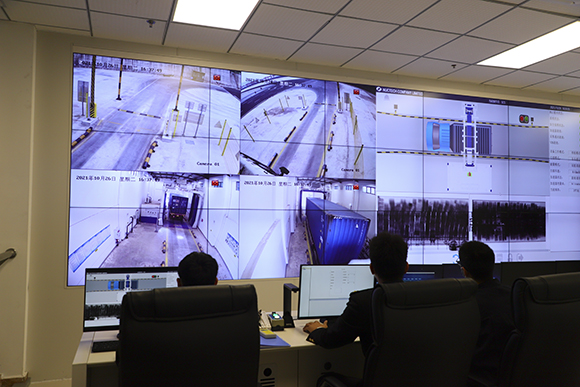 重庆果园港口岸车辆快速检查系统暨国内首套双加速器集装箱系统极大提升果园港口岸科技监管效能和通关效率。