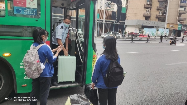 公交人员帮学生搬运行李。西部公交七分公司供图