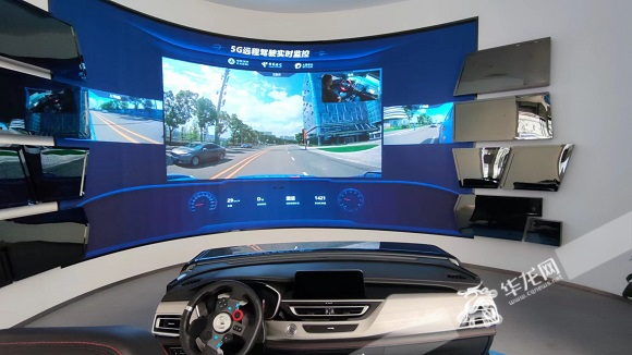 仙桃国际大数据谷体验中心展出的汽车模拟器。华龙网-新重庆客户端 梁浩楠 摄