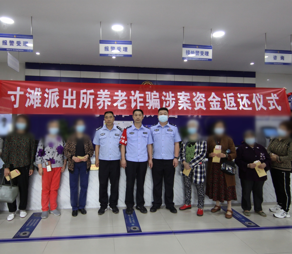 受害人与民警合影。重庆江北警方供图