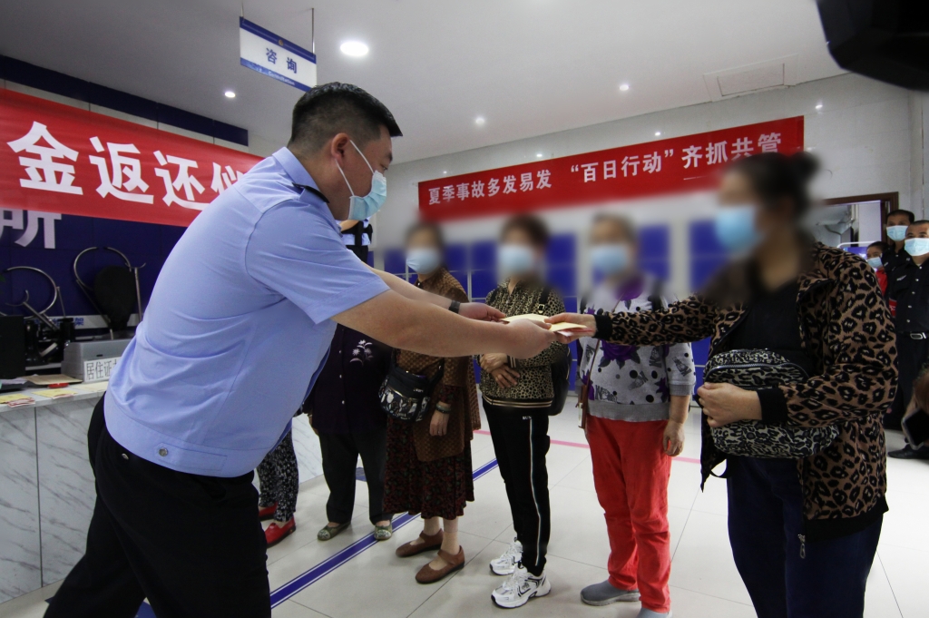 民警向受害人返还被骗钱财。重庆江北警方供图