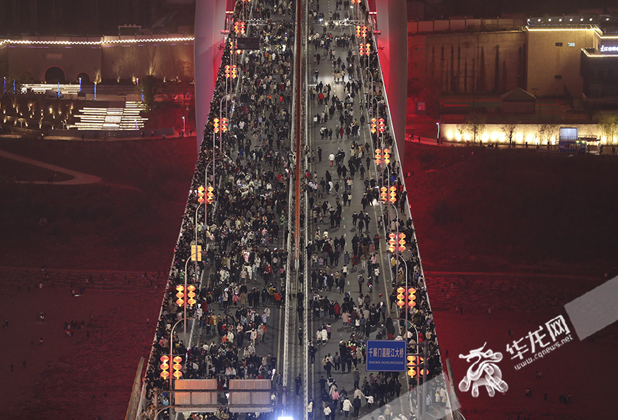 游客在千厮门嘉陵江大桥上观景。华龙网-新重庆客户端首席记者 李文科 摄