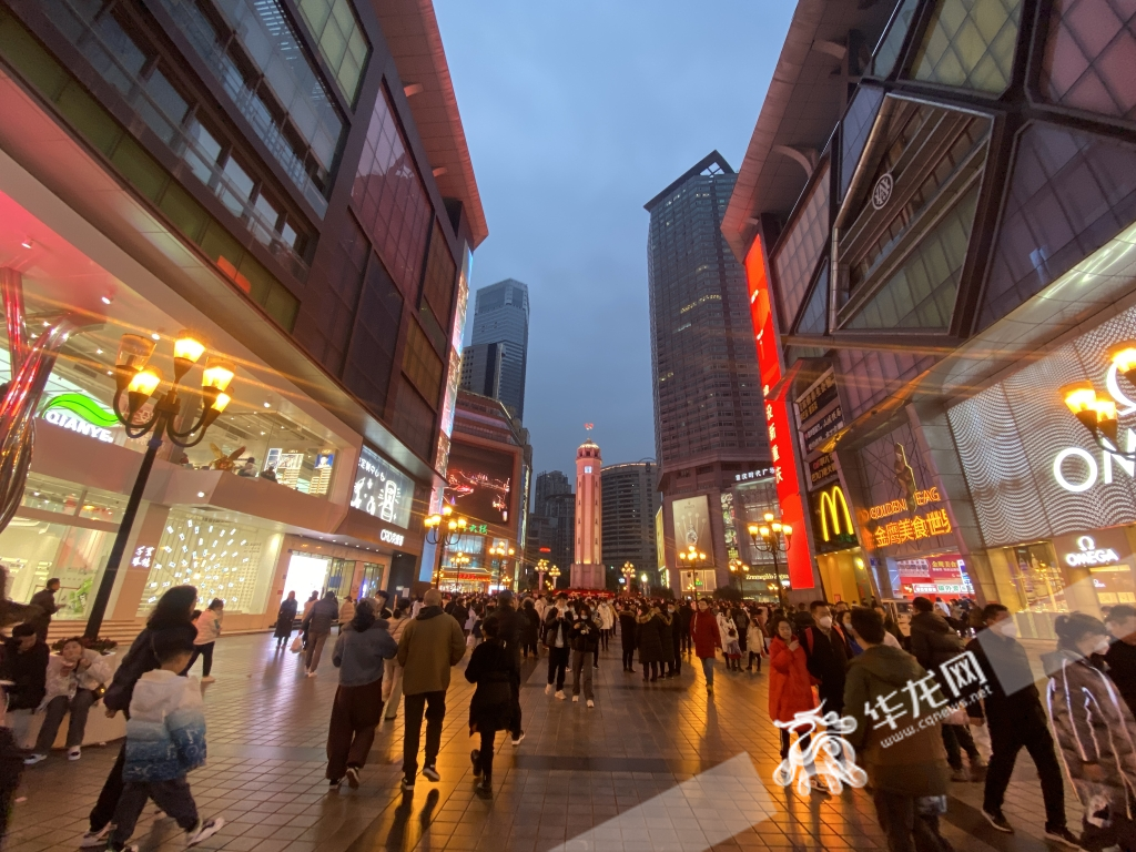 大年初四晚，解放碑步行街商圈人气“爆棚”。 华龙网-新重庆客户端记者 刘钊 摄