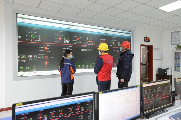 国网重庆电力员工走访重庆江北国际机场，确保春运期间电力供应安全稳定。通讯员 向江微 摄