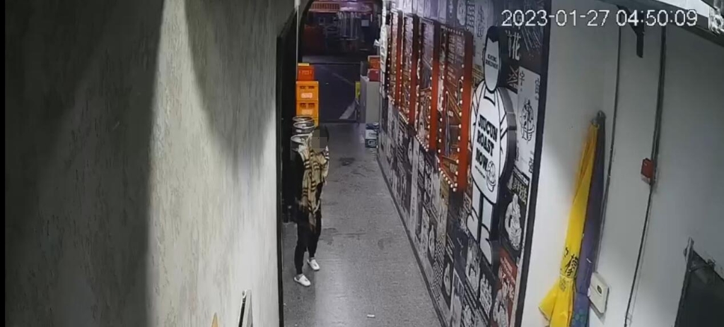 1男子進入燒烤店內盜竊。警方供圖