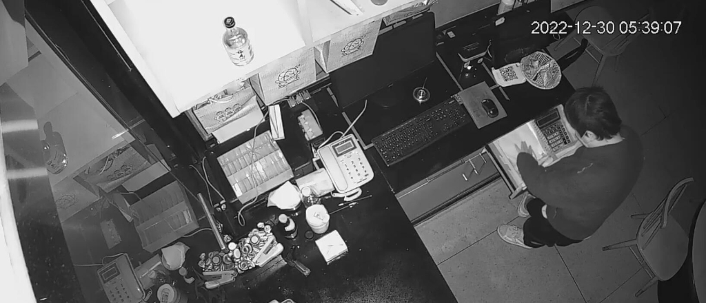 2男子盜走店內現金。警方供圖