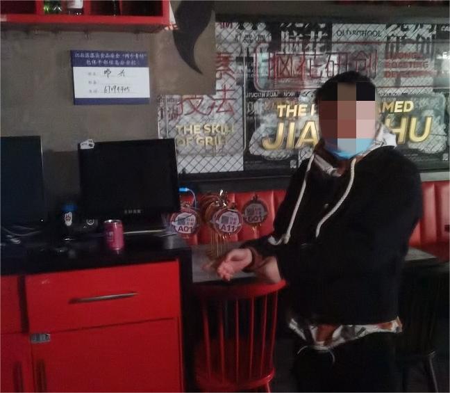 4嫌疑人張某指認盜竊現場。警方供圖