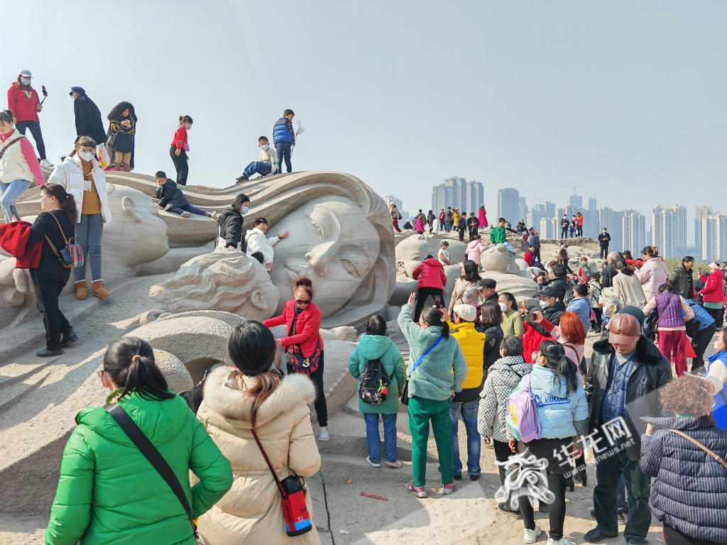 南濱路江邊的“巨型石刻”。華龍網-新重慶客戶端記者 謝鵬飛 攝
