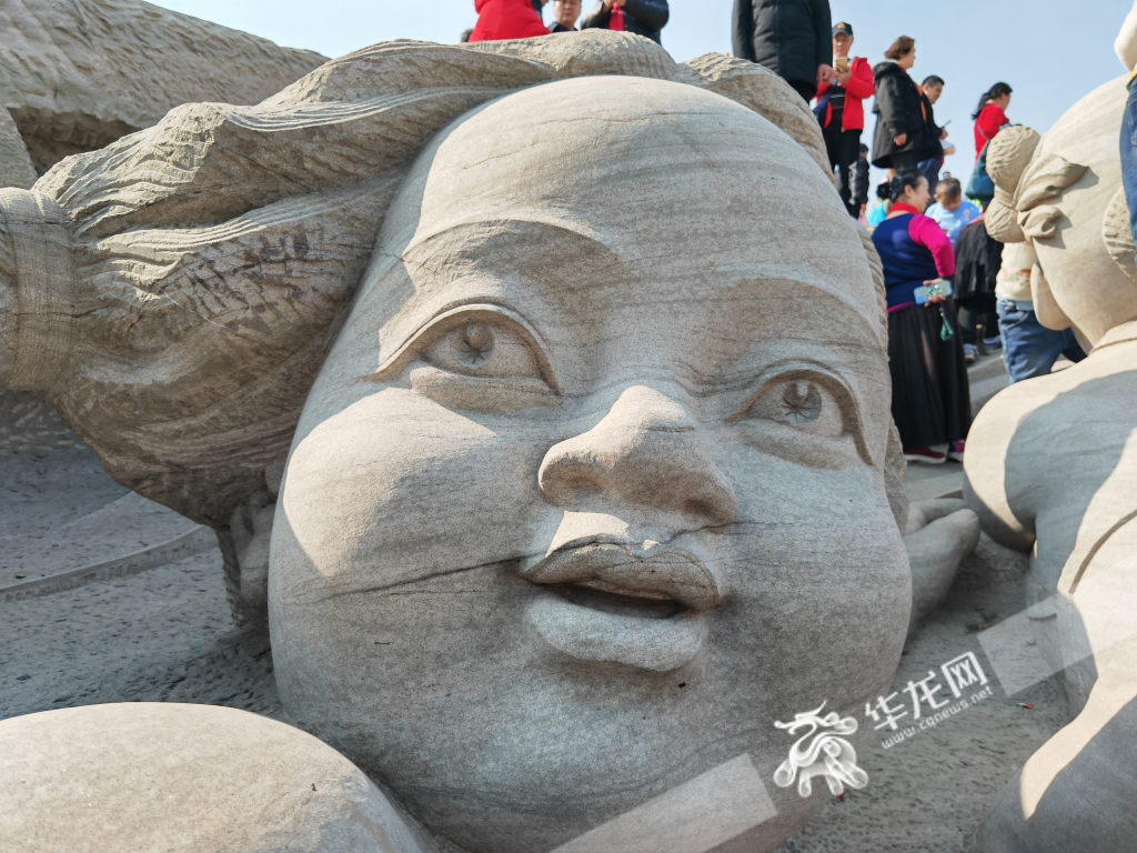 近觀“巨型石刻”。華龍網-新重慶客戶端記者 謝鵬飛 攝