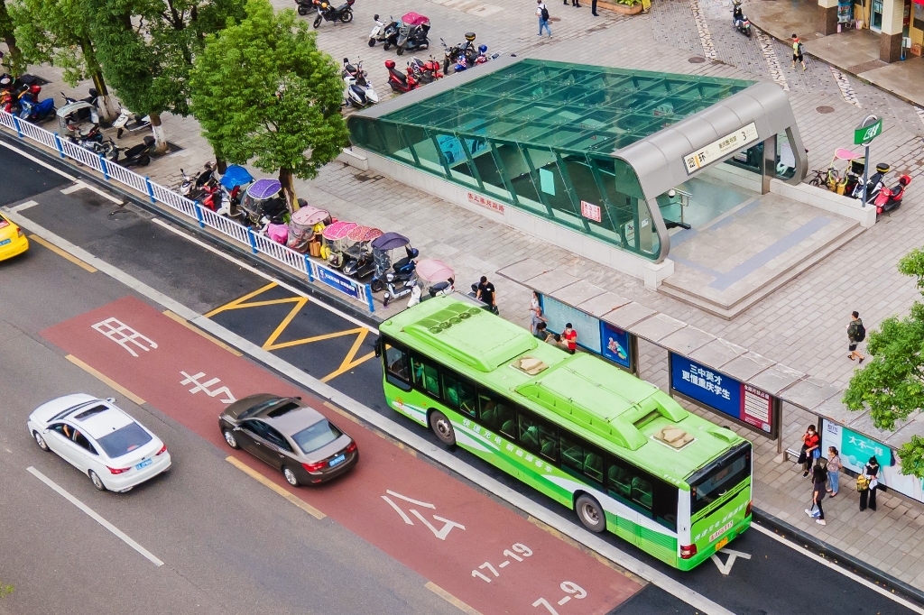 公交轨道一体化换乘。重庆交通开投集团供图