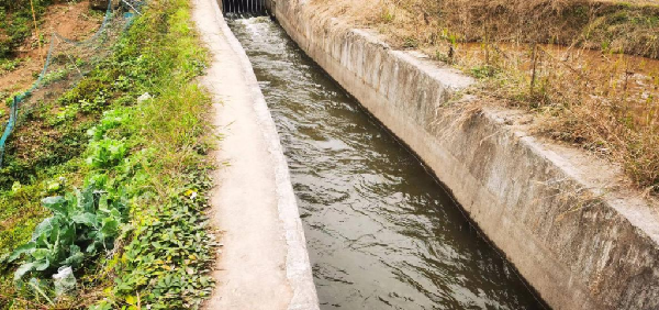 南川对放水渠道进行清淤维修，保障灌溉调水。重庆市水利局供图