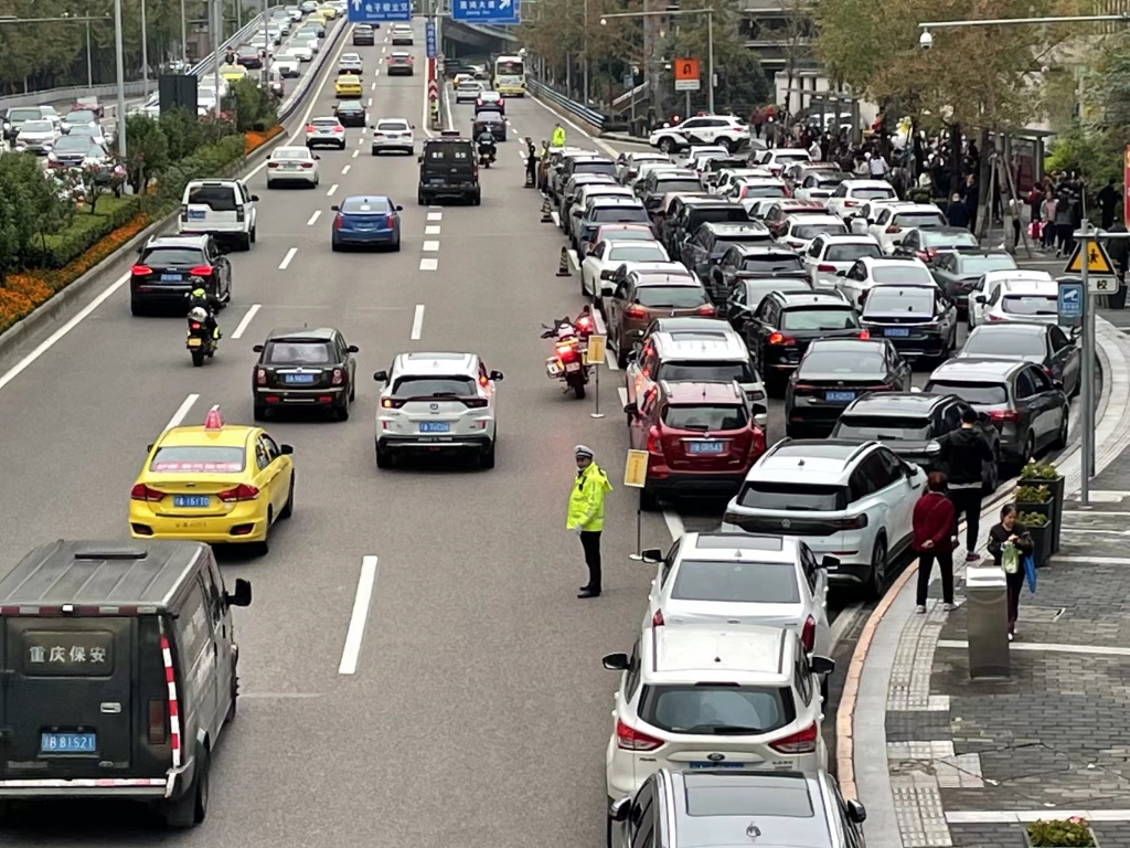 民警在路边执勤。重庆江北警方供图