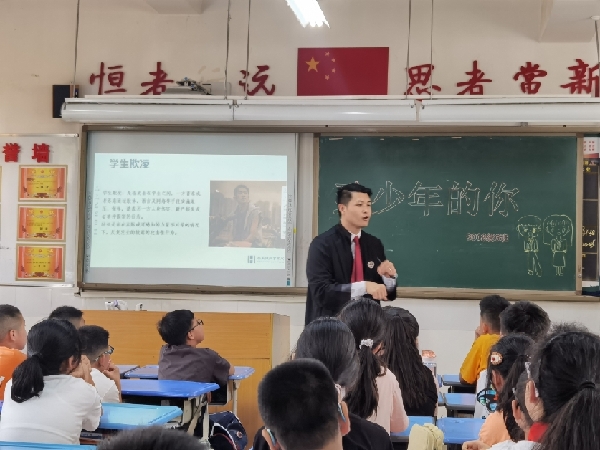 律師鄭浩來到巴南區恒大城小學，開展了一場生動的普法宣講。市律協供圖