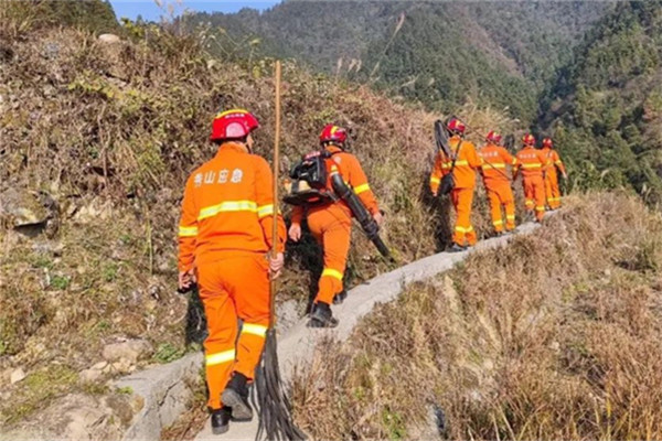 秀山县应急管理局带装巡山“护林护平安”