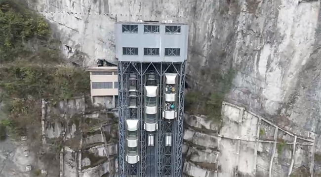 堪比科幻版“太空電梯”，重慶懸崖上360度旋轉電梯超震撼！