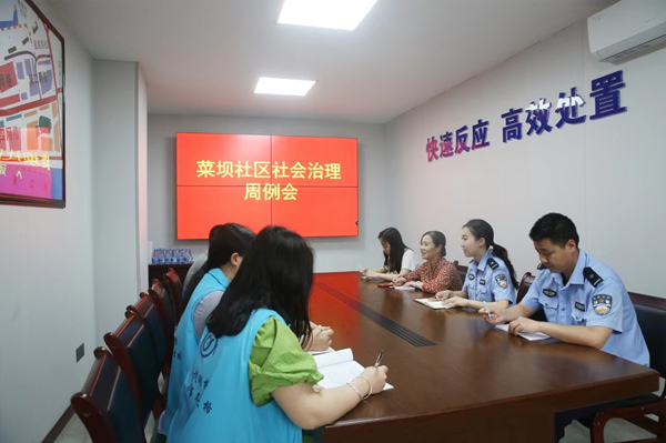 警务队下沉到社区。綦江区委宣传部供图