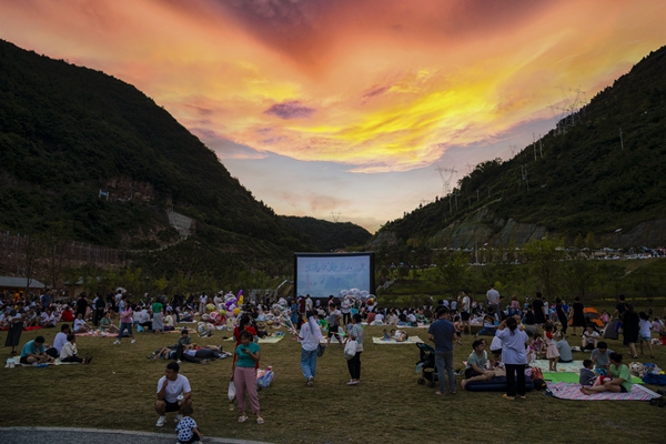 月亮谷公园游人如织。巫山云雨度假区供图