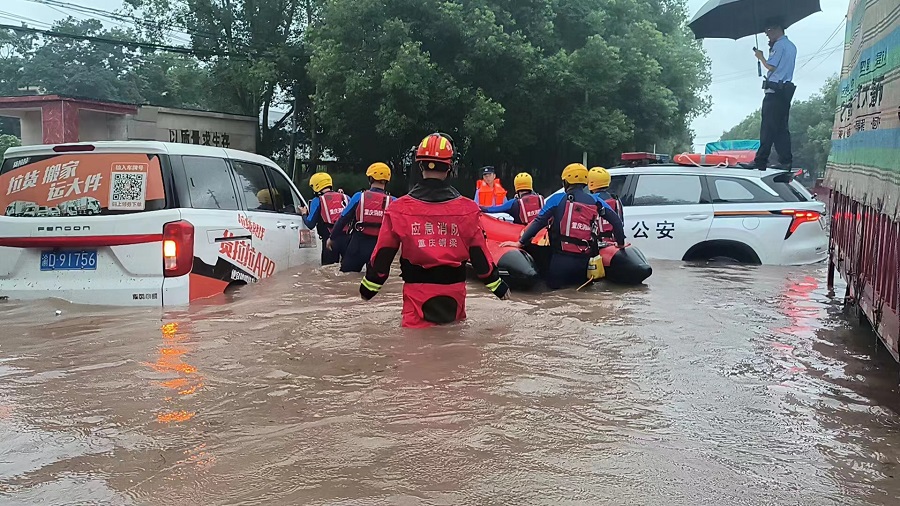 视频丨重庆多地遭遇暴雨 中心城区多条道路积水中断