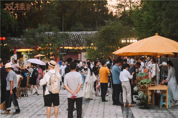 热闹的美食市集。动主办方供图 华龙网发