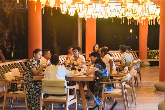 嘉宾们边品边聊,各抒己见。活动主办方供图 华龙网发