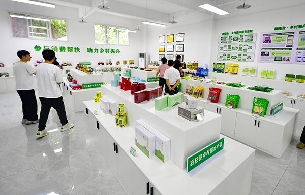 展销现场摆放着近100余种来自南岸、石柱和相关区县的农特产品。崔景印摄