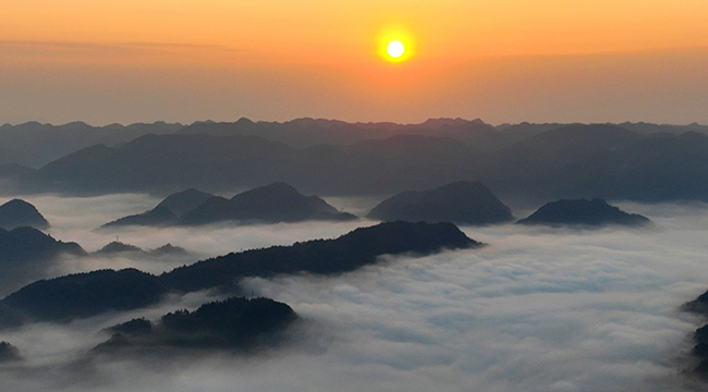 重慶酉陽：朝陽伴雲海 山河如畫卷
