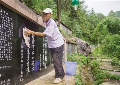 男人站在路邊 描述已自動生成