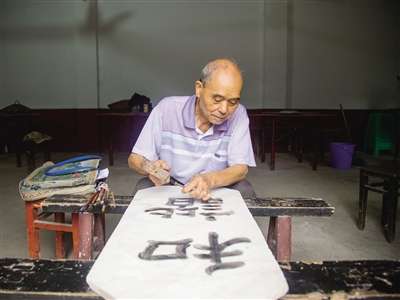 男人在切蛋糕 描述已自動生成