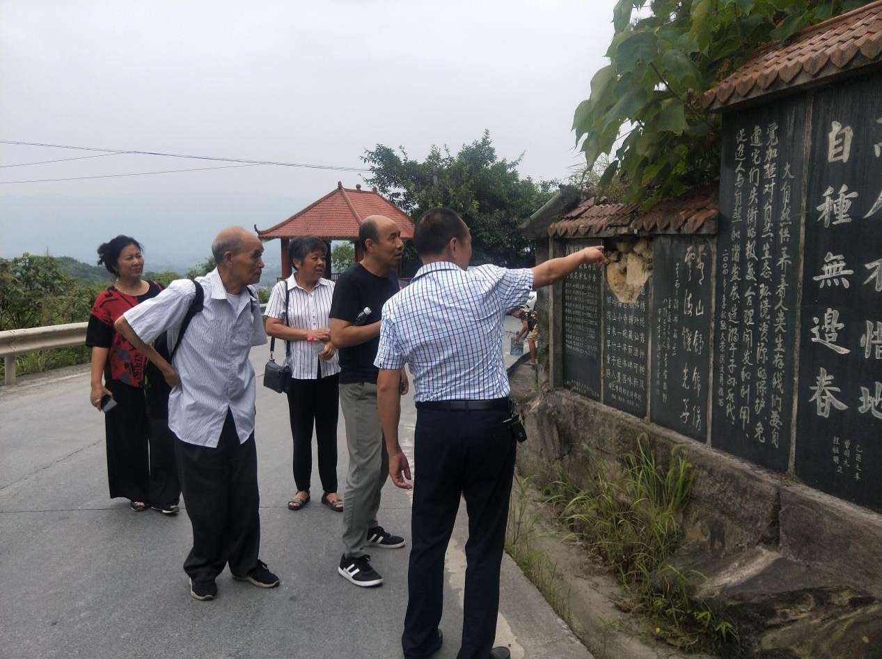 一群人在街道上走 描述已自動生成